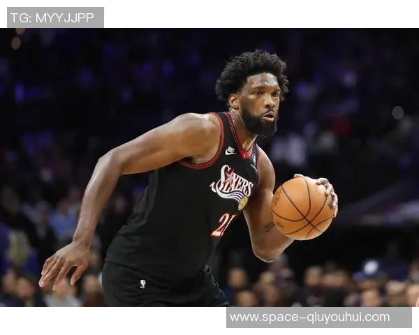 NBA篮球明星化身路人街头互动引发粉丝热议与惊喜反应